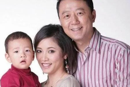 郭涛老婆李燃抽烟照曝光 训斥石头照网络疯传