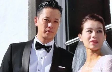 胡杏儿首次公开三胎儿子正面照，照片中的宝宝是何状态？