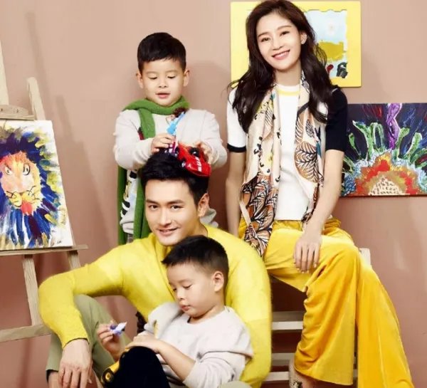 剧中是母子，现实却是夫妻，给双胞胎儿子取的名字很有意思，她是谁