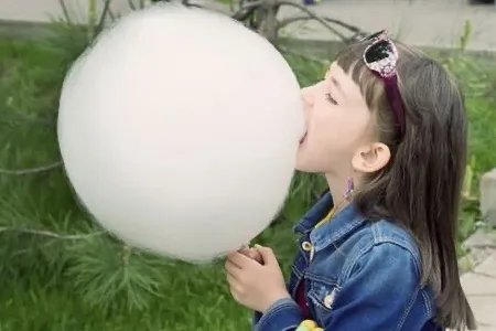 杭州一孩子向火锅加棉花糖迎接爷爷，他为何选择加棉花糖？