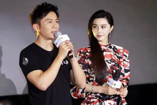 劲爆！李晨刚分手就有新恋情曝光，究竟是怎么回事？