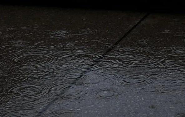 瑞士小镇下起巧克力雨是怎么回事  瑞士小镇为什么会下起巧克力雨