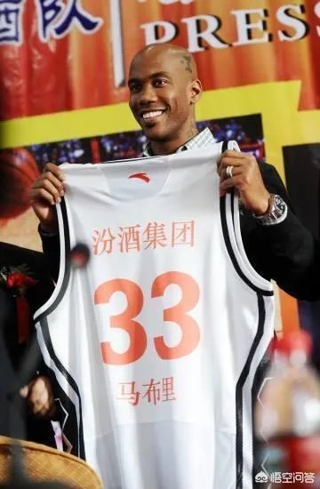 马布里当年在球员通道暴打山西队球迷被围堵大巴车，当时是怎么回事？