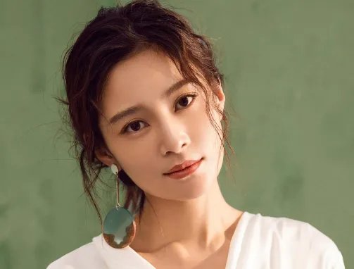 剧中是母子，现实却是夫妻，给双胞胎儿子取的名字很有意思，她是谁