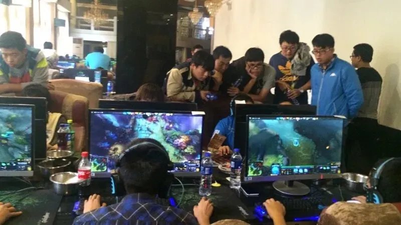 你网吧开黑没来的队友，可能都在洗浴中心敲背