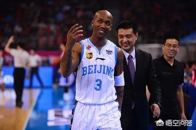 马布里当年在球员通道暴打山西队球迷被围堵大巴车，当时是怎么回事？