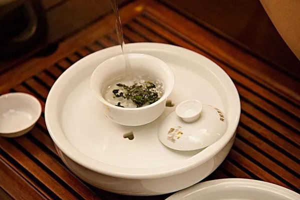 早晨起床空腹喝一杯绿茶，对人体有没有危害？