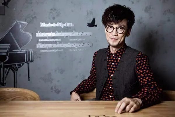 音乐教父被冯提莫点评，谁能说说周传雄的音乐成就？