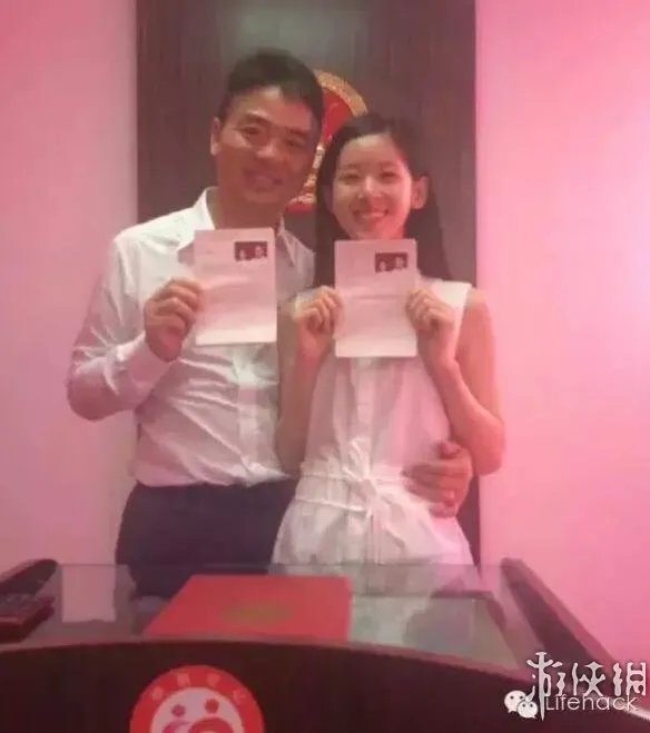 爸爸抱女儿,奶茶妹妹刘强东饭合影 网友：见娘家人？