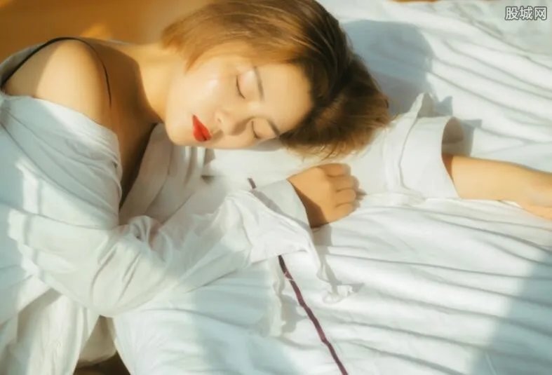 脱上衣体罚女学生令人愕然 女生被殴打体罚数小时