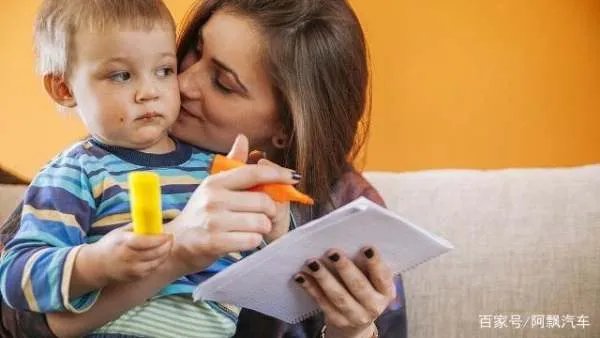 儿子半岁时，婆婆拿出一万块表示不看孩子了，小两口哭了，为何？