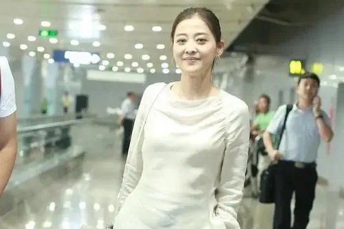 梅婷一家四口走机场，身穿黑色运动服，你喜欢她吗？