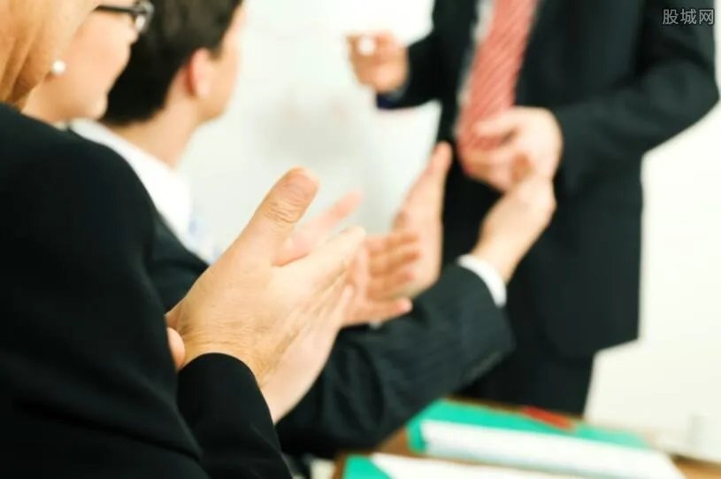 郭台铭制止员工抽烟反被骂 怒称不要这种员工