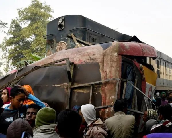 孟加拉国火车与客车相撞，事故的伤亡如何？
