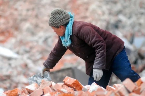 准清华生暑期搬砖打工，其品质是否值得学习？