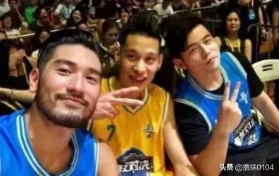 今晚的CBA，林书豪身穿印有自己和高以翔合影的球鞋出战，以此来缅怀好友，你怎么看？