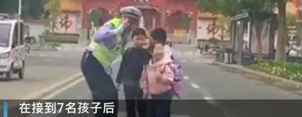 交警蹦着送小朋友过马路，你觉得这种方式温暖么？