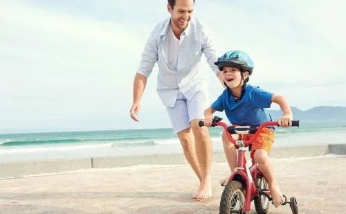 穿衣镜被碰倒爸爸飞身护娃，父母对于孩子危险感知有多准？