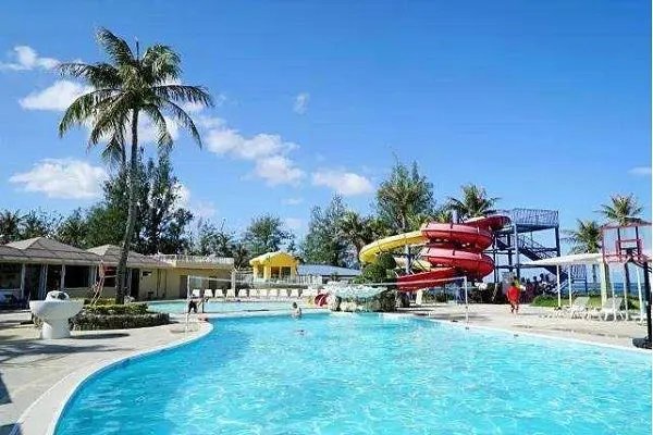 金饰被扔泳池女子要求放水找，管理方说先给6千块才行？