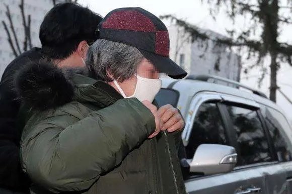 素媛案罪犯赵斗淳出狱回家画面曝光，为何他的手里一直握一个橘子？