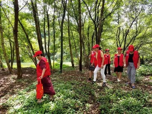 蜘蛛侠90度崖壁捡垃圾引围观，工作人员对此说了什么？