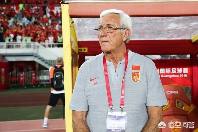 国足最新一期大名单出炉，锋线上有三名中锋，艾克森会再一次被安排到边路位置上吗？