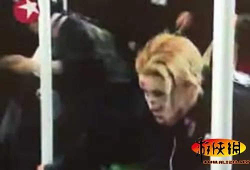 这里不是国外！ 上海一男子地铁上扮僵尸作死被拘