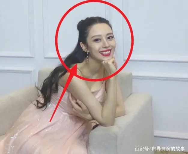 郎朗妻子吉娜产后晒照，扎丸子头细腰长腿少女感十足，产后的她状态如何？