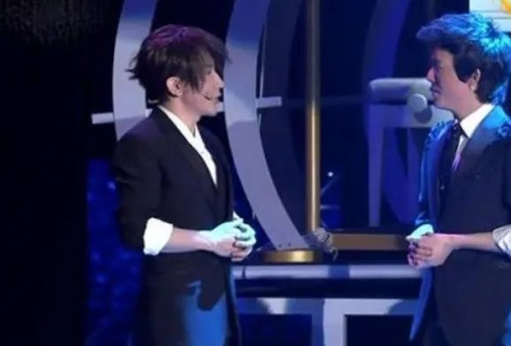 2013年王力宏冲到春晚后台，怒甩刘谦耳光，当年到底发生了什么？