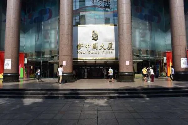 请问十三行和新中国大厦是一个地方吗