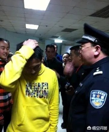 马布里当年在球员通道暴打山西队球迷被围堵大巴车，当时是怎么回事？