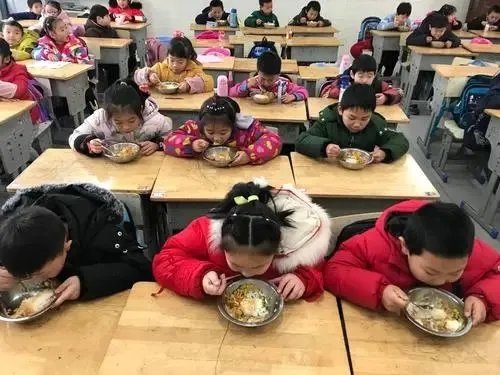 新乡一学校学生集体呕吐校长痛哭换不动送餐公司，此事背后有何隐情？