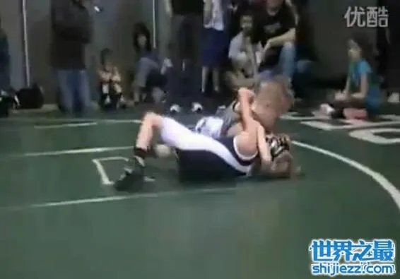 8岁的摔跤神童斯蒂夫·波林，已签约世界级格斗联赛 