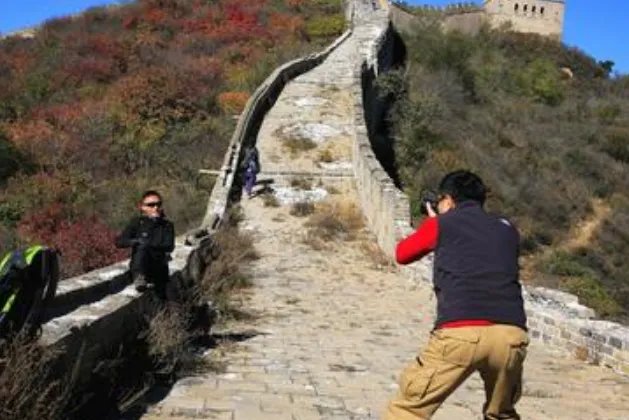 3名游客八达岭长城墙体上刻字，如果你看到这种行为，你该怎么做？