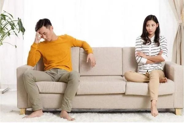 金饰被扔泳池女子要求放水找，管理方说先给6千块才行？