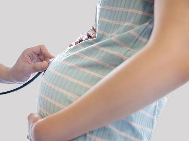 疫情期间生孩子医院住院部可以进几人陪护？