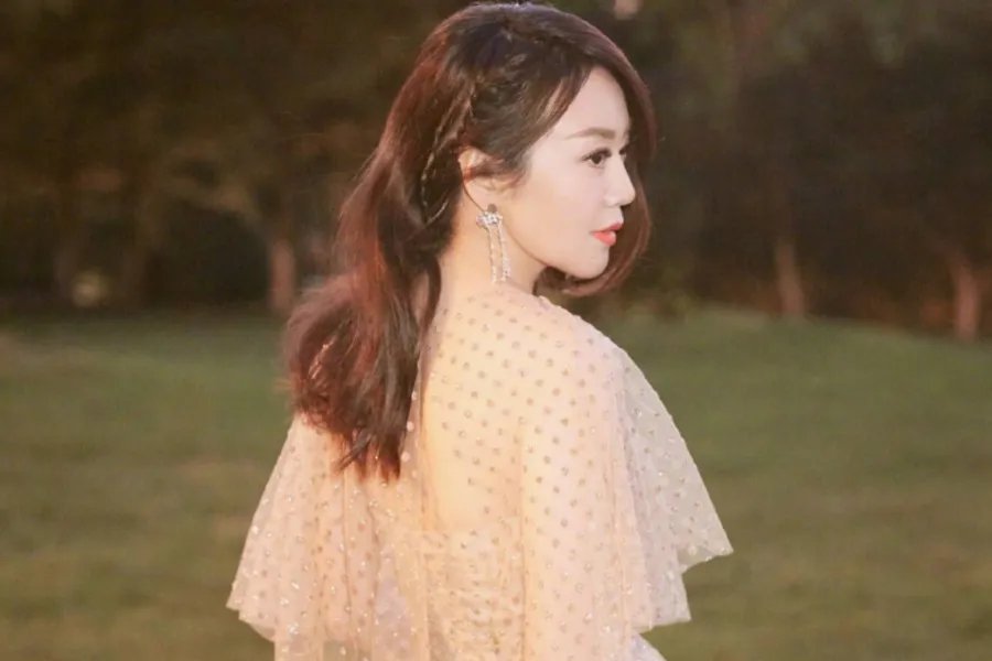 平时一向高雅闫妮的现身红地毯，为何引发网友爆笑吐槽？