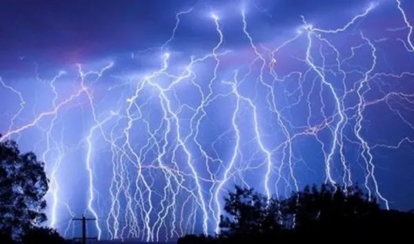 小鸡宝宝考考你,猜一猜,一道闪电大约相当于多少度电