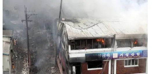 韩国一所化工厂起火是什么原因？