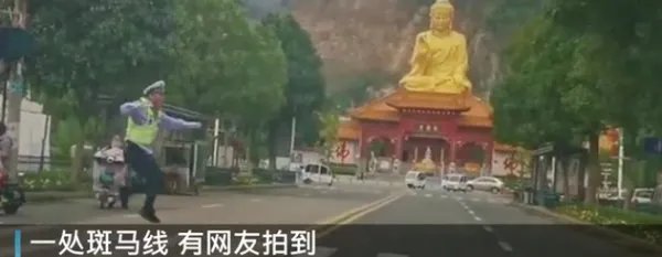 交警蹦着送小朋友过马路，你觉得这种方式温暖么？