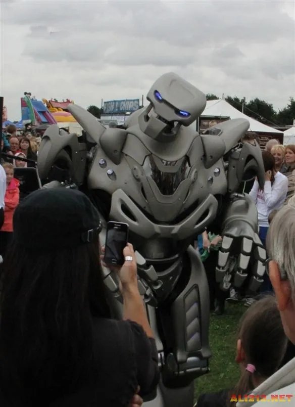 机器人“泰坦”霸气亮相 菜市场与大妈们互动