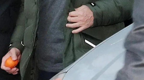 素媛案罪犯赵斗淳出狱回家画面曝光，为何他的手里一直握一个橘子？