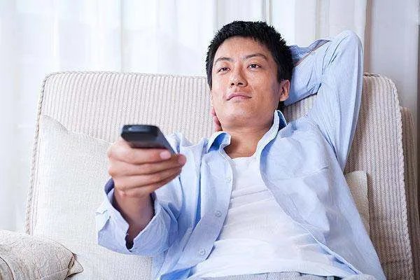 为什么以前的电视看起来很白，有一种灰蒙蒙的感觉？