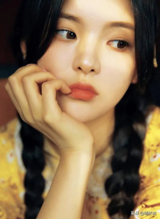 杨超越闻袜子到底是真性情，还是为了热搜找卖点？