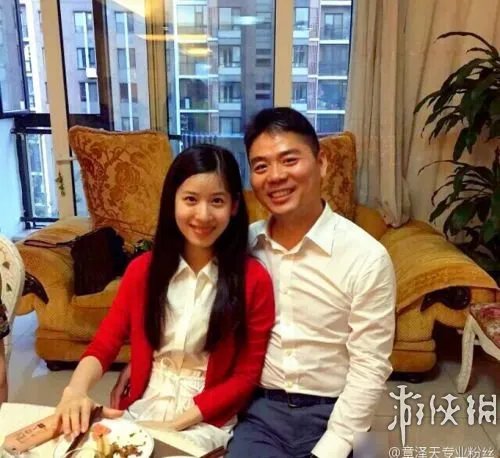 爸爸抱女儿,奶茶妹妹刘强东饭合影 网友：见娘家人？
