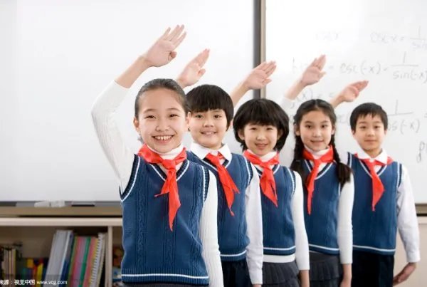 小学生为什么站雨中敬礼?