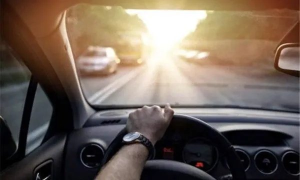 浙江25岁的哥敷面膜开车，他这种行为违法吗？