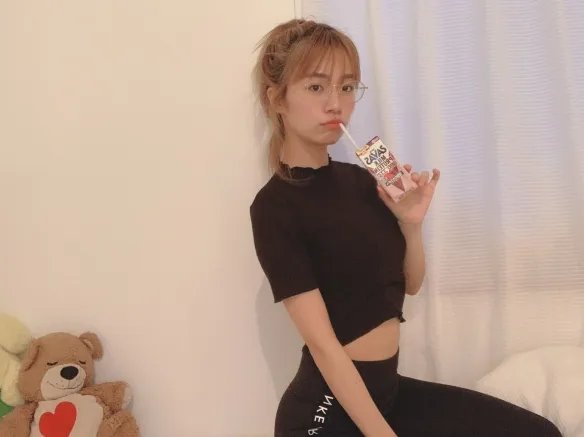 散发轻熟性感的魅力！号称日本“魔鬼上围”菜乃花！