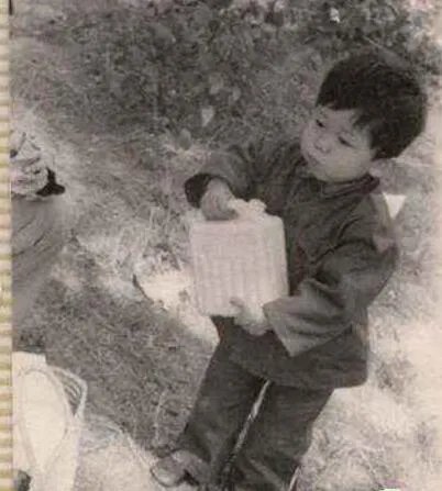 李晨晒童年照自称什么？