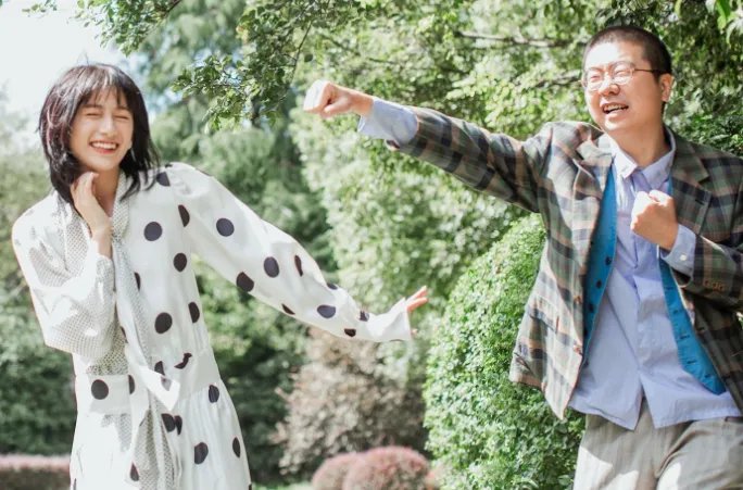 李诞黑尾酱同框与路人合影，两人的婚变是否真的只是造谣？